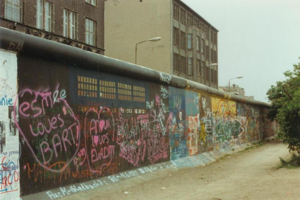 Tembok Berlin dari sisi Berlin Barat pada Jun 1989