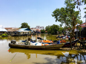 Perkampungan nelayan di Johor Bahru; foto cattan2011, CC BY 2.0. Imej konteks kehidupan nelayan, bukan foto lawatan Kg. Perigi Aceh 2021.