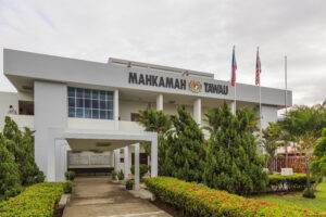 Bangunan Mahkamah Tawau; foto CEphoto, Uwe Aranas, CC BY-SA 3.0. Imej konteks proses penahanan dan undang-undang, bukan foto penahanan aktivis 2021.