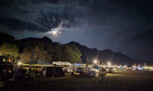 Tapak perkhemahan Dam Camp Pedu pada waktu malam.