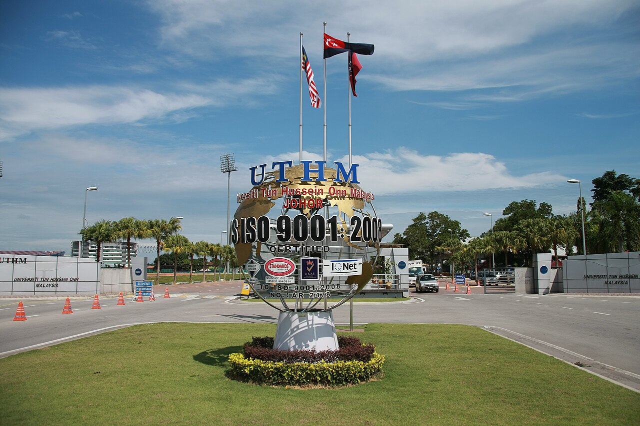 Pintu masuk utama Universiti Tun Hussein Onn Malaysia di Parit Raja, Johor